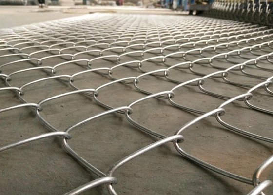 De hete Ondergedompelde Gegalvaniseerde Omheining Mesh 2.04.8mm van de Kettingsverbinding voor Sportgebied