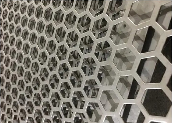 Hexagonaal Geperforeerd Metaalnetwerk 0.58mm Dikte voor Architecturale Toepassingen