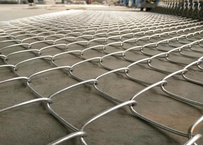 De hete Ondergedompelde Gegalvaniseerde Omheining Mesh 2.04.8mm van de Kettingsverbinding voor Sportgebied